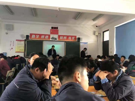 6人一组,一个60人左右的班大概分成了10组