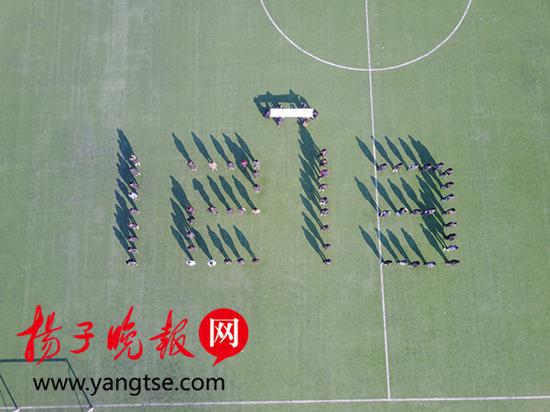 大学生组成“1213”，为南京大屠杀死难同胞默哀