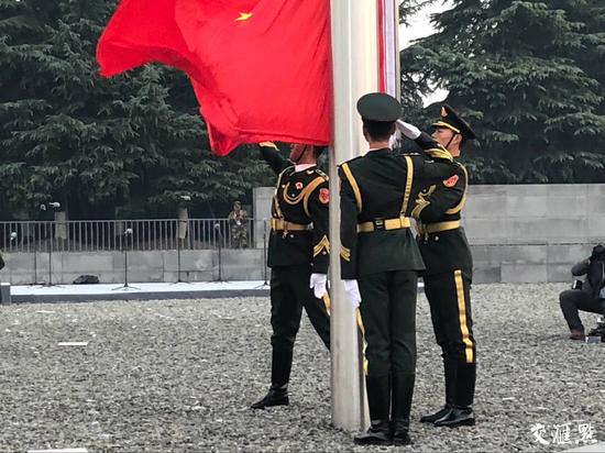 南京大屠杀遇难同胞纪念馆举行升国旗、降半旗仪式