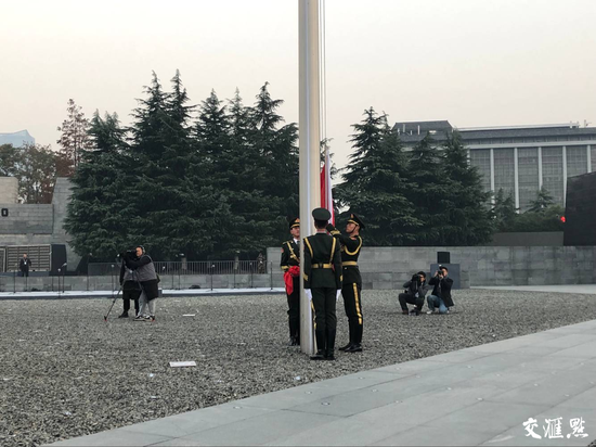 南京大屠杀遇难同胞纪念馆举行升国旗、降半旗仪式