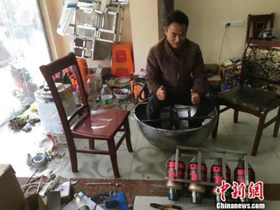 武汉一男子花15万造“载人飞碟”，试飞时多次摔断肋骨