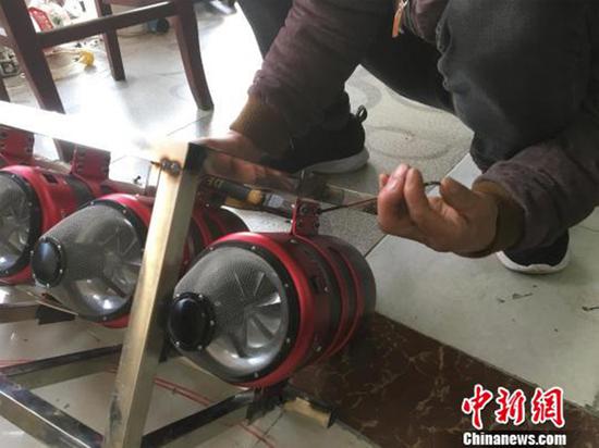 武汉一男子花15万造“载人飞碟”，试飞时多次摔断肋骨