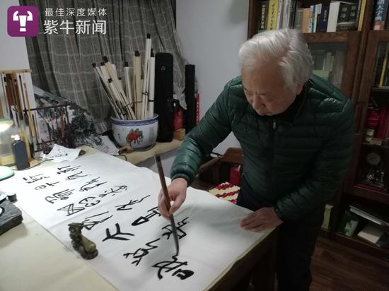 陈继万在写甲骨文书法