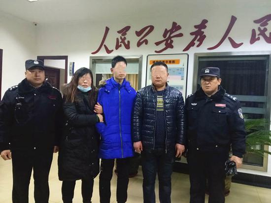 妈妈紧紧抓住离家出走的儿子,生怕他再“跑了”。戴婷 摄
