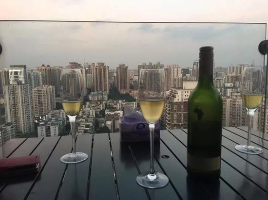 闲暇时,表姑喜欢和朋友去喝酒。受访者供图