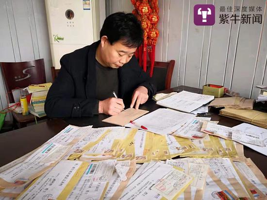 张景宪在处理信件