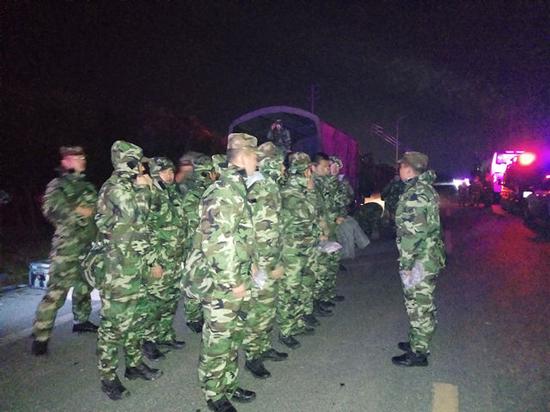 武警官兵着装完毕向核心区附近进发。 本文图片均来自新华社客户端