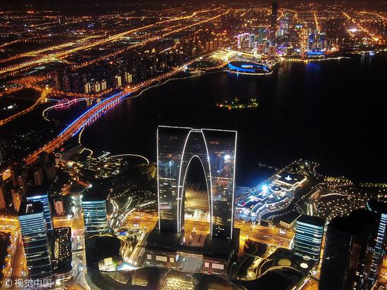 ▲苏州工业园区湖西CBD和金鸡湖周边璀璨夜景。 图片来源:视觉中国