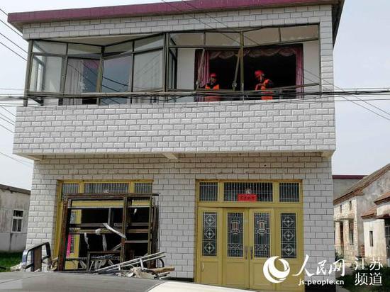 援建施工人员正在四港村修缮受损民房。记者王继亮摄
