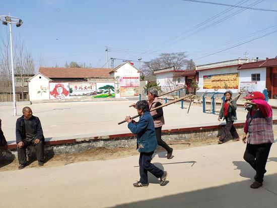 培养出18位博士硕士“状元村”却老得走不动了