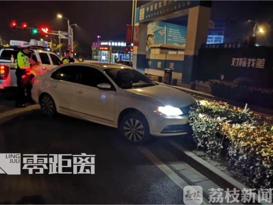 司机醉酒睡着 车辆快车道“梦游”