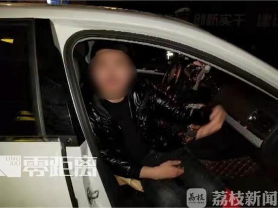 司机醉酒睡着 车辆快车道“梦游”