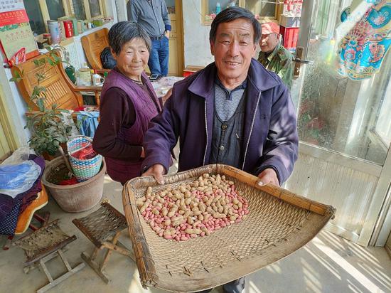 培养出18位博士硕士“状元村”却老得走不动了