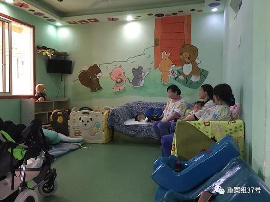 3月20日午饭后,蝴蝶之家的护理阿姨正在哄孩子睡觉。 新京报记者 周世玲 摄