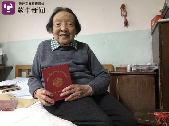 手持抗日战争胜利70周年纪念章