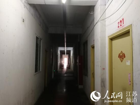 安全通道在整改中杂物已移除。记者王继亮摄