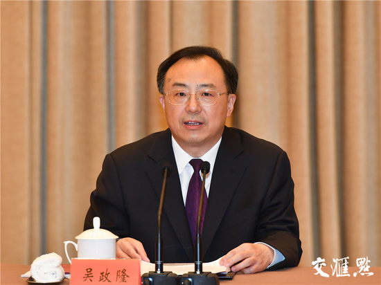省长吴政隆主持座谈会。交汇点记者 肖勇摄