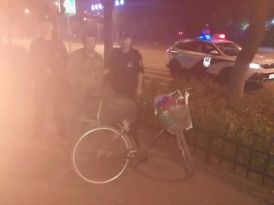 嫌疑人骑自行车被警方查获。 来源:警方供图