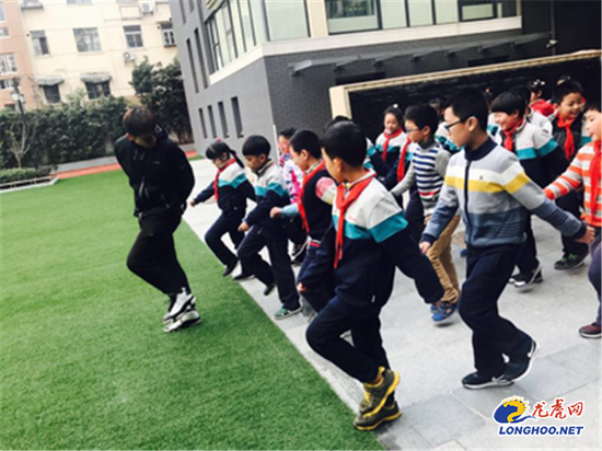 蒋老师带领学生上体育课