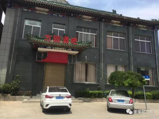 ▲ 2019年6月14日,位于华阴市区岳庙街的“方圆酒吧”大门紧闭,刘天成曾在这里开设赌场。 新京报记者 韩茹雪 摄