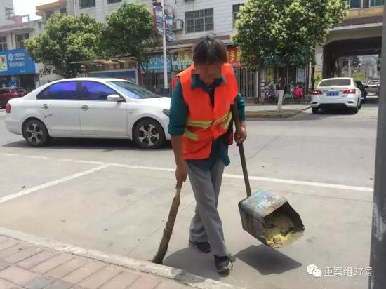 ▲ 2019年6月14日,被害人杨战平的母亲陈花娃正在清扫街道,补贴家用。新京报记者 韩茹雪 摄