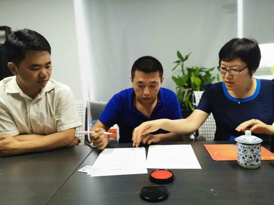 王清忠与律师屈振红签订代理协议。新京报记者 赵凯迪 摄