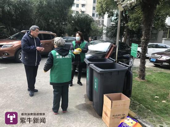 志愿者在做小区的垃圾分类工作