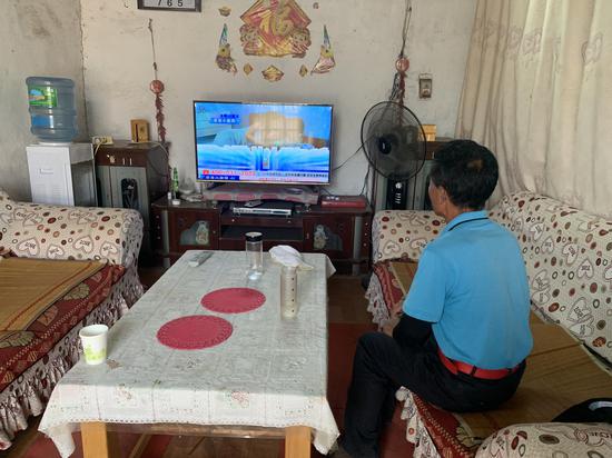 7月5日,被抢孩子养父工作后回到家中。新京报记者 左燕燕 摄