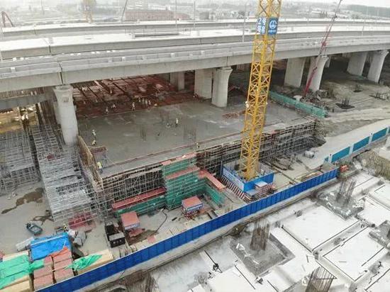 今年6月8日,南通西站候车室第一跨结构开始浇筑。