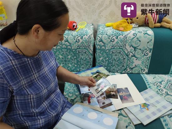 李琴翻着老照片回忆当初