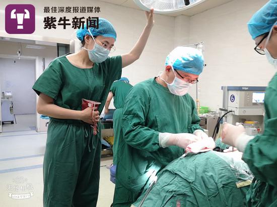 乔月怀抱血袋“加温”