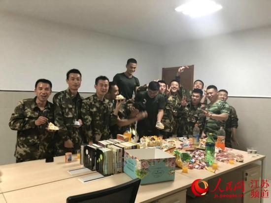 吉侯牛培(右五)和队员一起参加活动。太仓消防救援大队城西中队供图