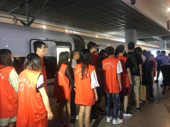 假扮女网友骗人充值 两百余嫌疑人被押解回沪