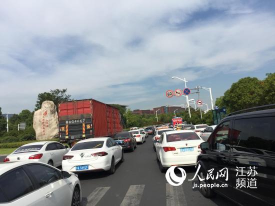 早高峰拥堵的紫气路。记者王新年摄