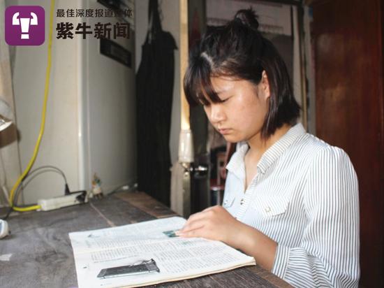 张哲在看书