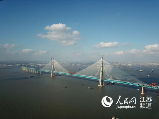 沪通长江大桥成功合龙 将于2020年下半年通车