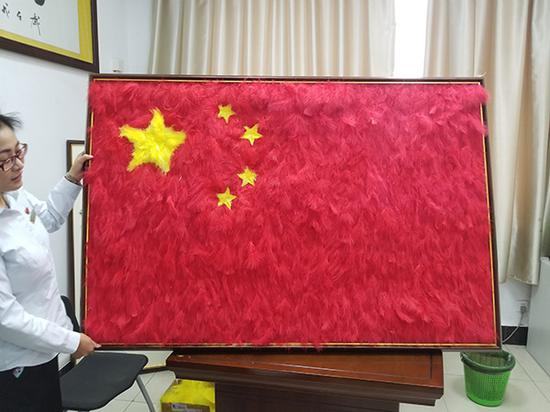 动物园用鸟类羽毛拼成五星红旗：象征祖国的温暖