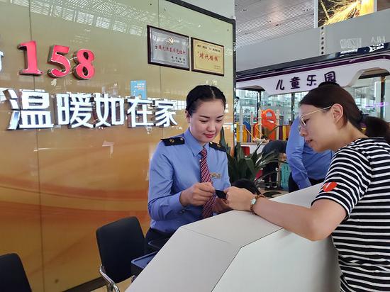 车站工作人员向旅客提供引导服务