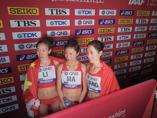 梁瑞(右)、李毛措(左)和获得第五名的马发颖在比赛后合影。新华社记者 刘宁