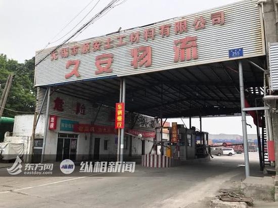 无锡高架桥侧翻：桥上卡车司机重伤 老板疑似被带走调查