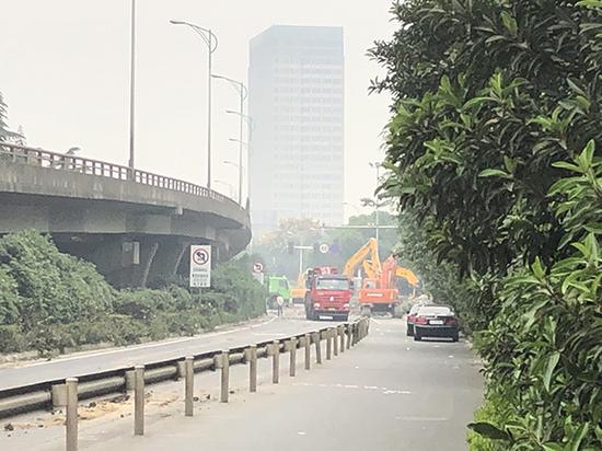 无锡上跨桥侧翻事故调查：致命货车超载四倍的“生意”