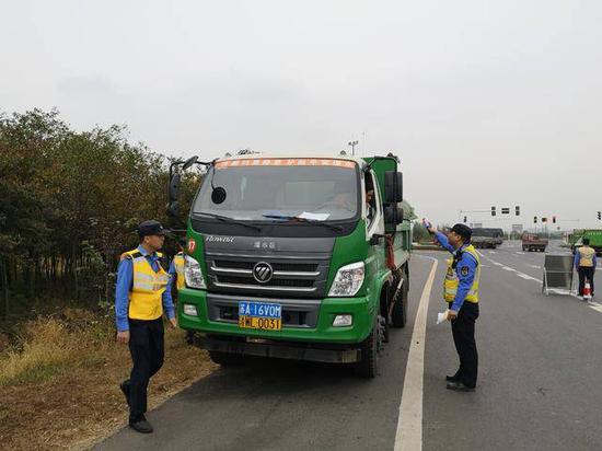 猖狂！南京偷倒渣土团伙竟然叫嚣要撞死社区主任