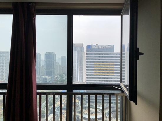 高中生坠亡电竞酒店：父母接到索赔电话要求赔偿损坏物品