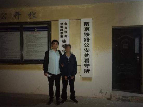 海归硕士联手赌徒制售假火车票 警方捣毁一制贩假票窝点