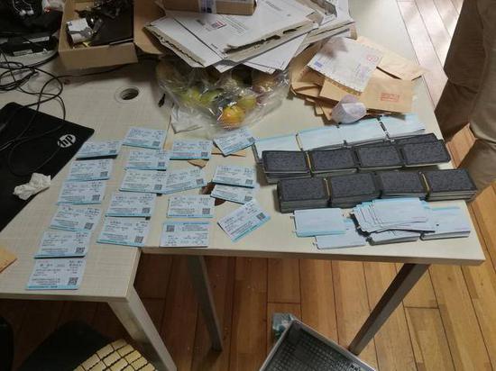 海归硕士联手赌徒制售假火车票 警方捣毁一制贩假票窝点