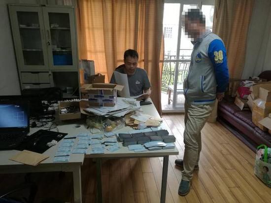 海归硕士联手赌徒制售假火车票 警方捣毁一制贩假票窝点