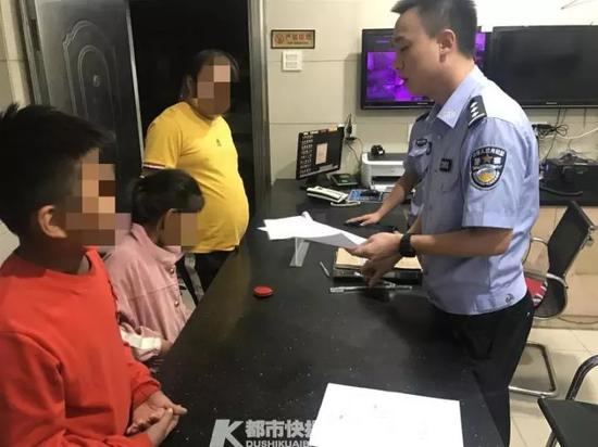 12岁男孩带妹妹找民警称要断绝父子关系：“他老打我！”