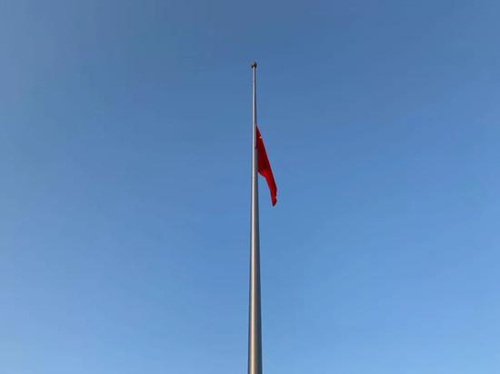 侵华日军南京大屠杀遇难同胞纪念馆举行下半旗致哀仪式