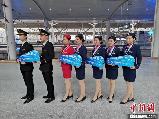 徐宿淮盐铁路通车：乘客兴奋体验苏北交通“加速器”