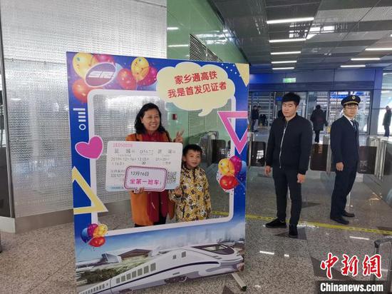 徐宿淮盐铁路通车：乘客兴奋体验苏北交通“加速器”